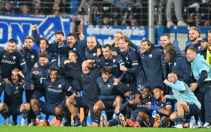 Ảnh: Các thành viên trong đội bóng VfL Bochum chụp hình sau trận đấu