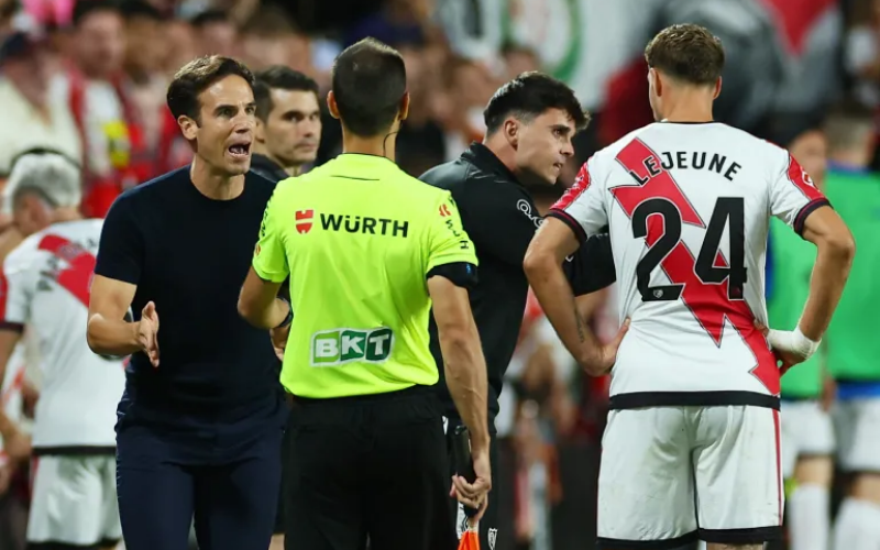 Barcelona được trao penalty trong sự phản ứng dữ dội từ phía Rayo Vallecano