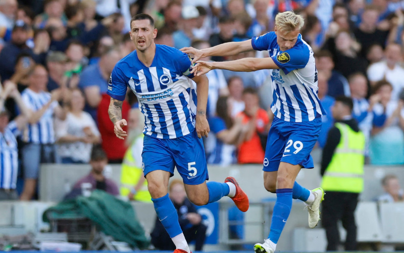 Brighton chủ động giữ bóng, kéo đối thủ vào thế phải pressing