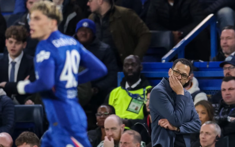 HLV Liam Rosenior thất vọng ngoài đường biên