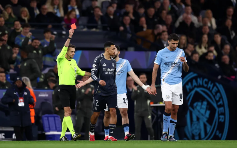 Silva đã dùng tay cản bóng ngay trên vạch vôi, dẫn đến penalty và bị truất quyền thi đấu