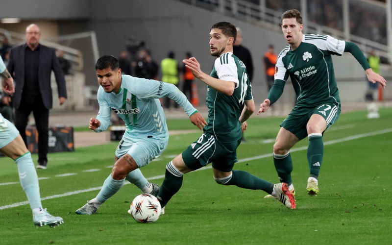 Betis đã cho thấy sự chủ động vượt trội khi nhanh chóng kiểm soát thế trận bằng khả năng luân chuyển bóng mượt mà