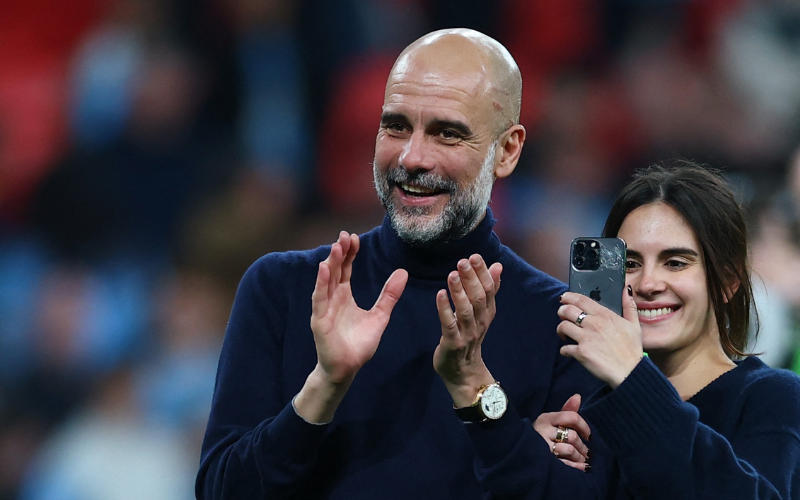 HLV Pep Guardiola thừa nhận Man City khó đuổi kịp Arsenal ở Ngoại hạng Anh, dù vừa thắng để vô địch Cúp liên đoàn Anh