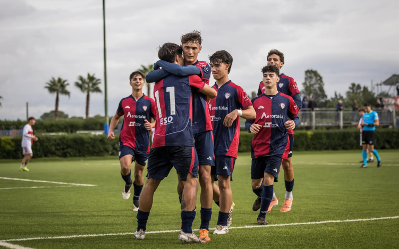 Cagliari. Họ không chơi bóng hoa mỹ, họ chơi bóng bằng trái tim và sự tận hiến.